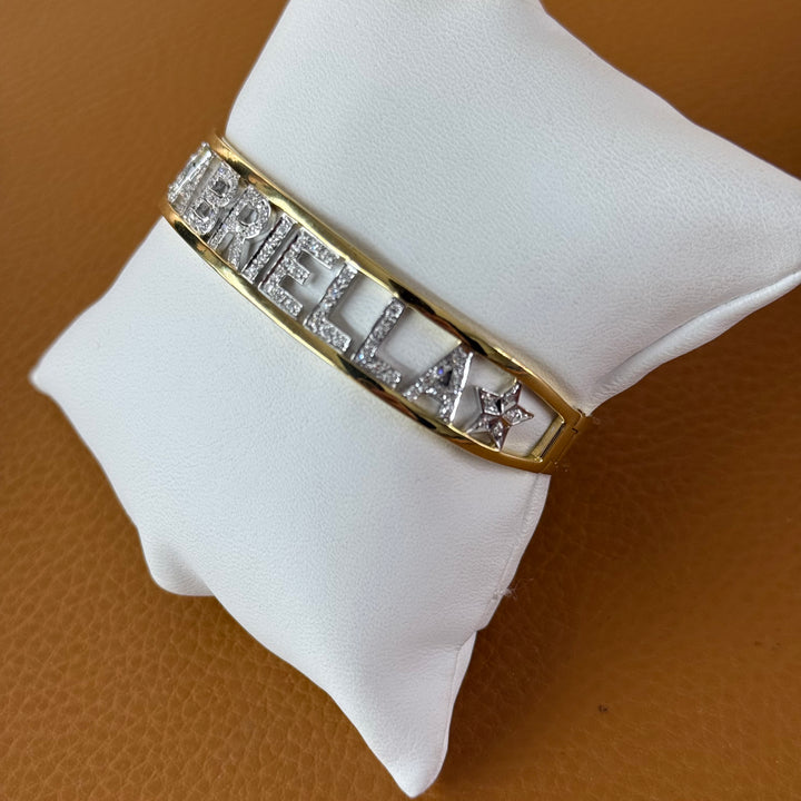 Bracciale in oro giallo e diamanti con scritta GABRIELLA