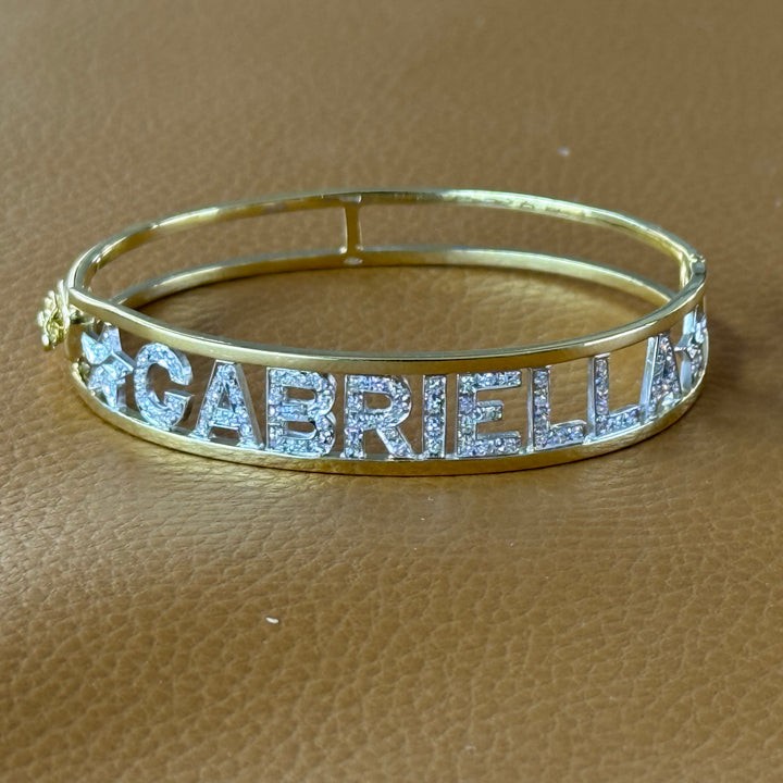 Bracciale in oro giallo e diamanti con scritta GABRIELLA