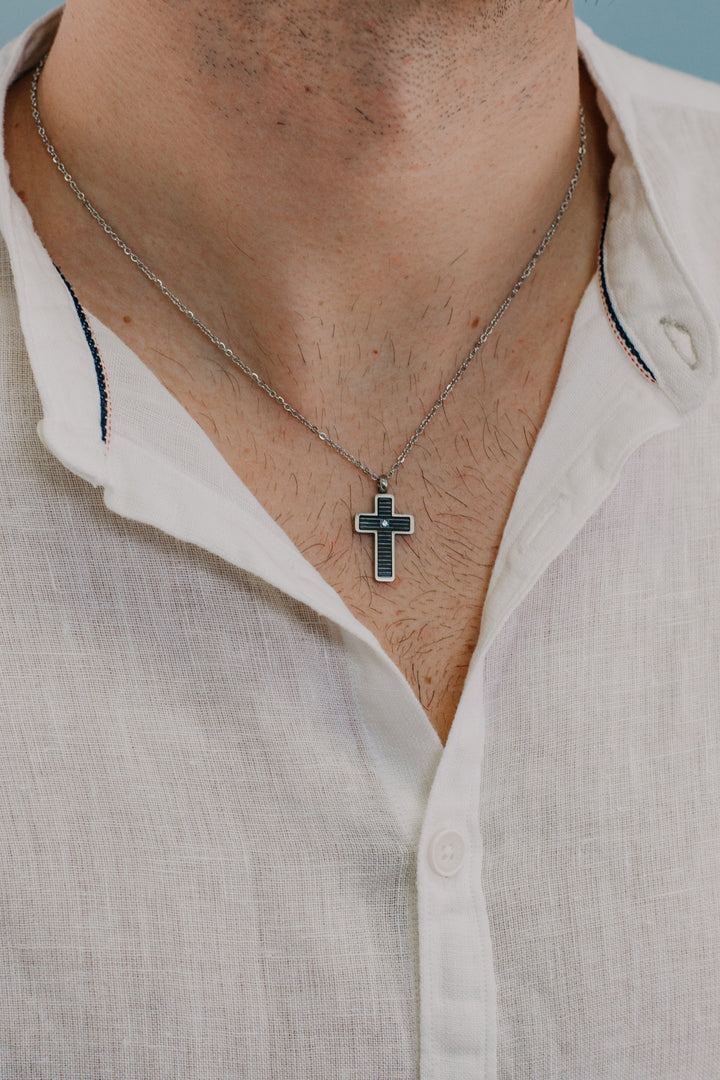Comete Collana Croce in Acciaio e PVD nero della Collezione Texture UGL635