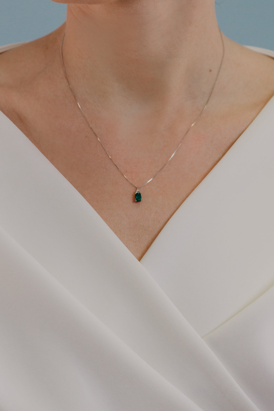 Comete-Halskette aus Gold, Diamanten und ovalem Smaragd GLB1617