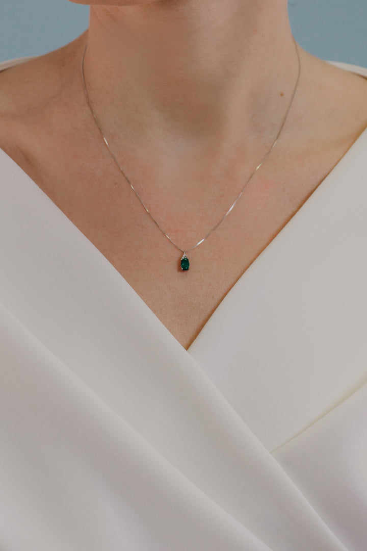 Comete-Halskette aus Gold, Diamanten und ovalem Smaragd GLB1617