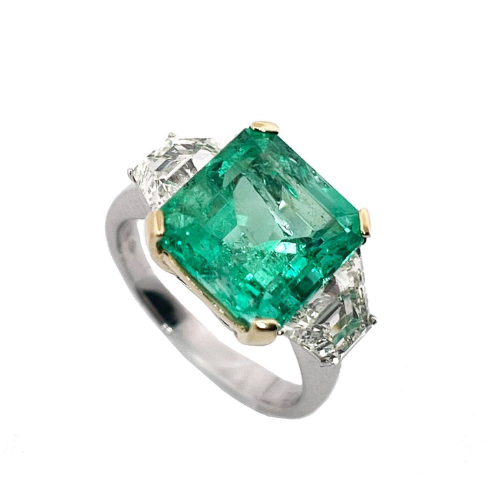 Anillo de oro blanco de 18kt con diamantes de esmeralda 0002AG