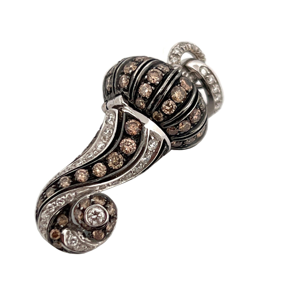 Pendentif charm Chantecler Horn en or blanc 18 carats, diamants blancs et bruns CH 21122 - Capodagli 1937